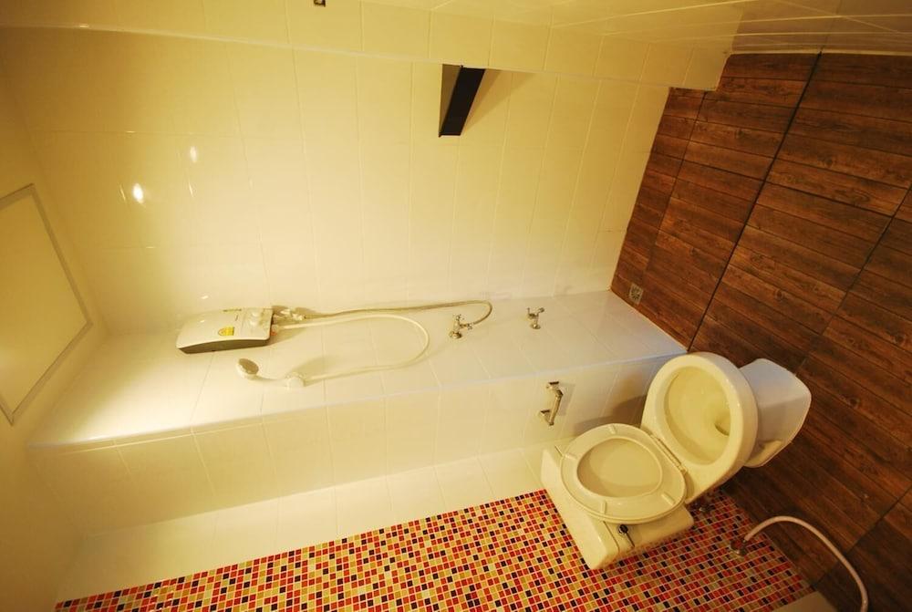 Baan Mina Aparthotel Bangkok Exteriör bild